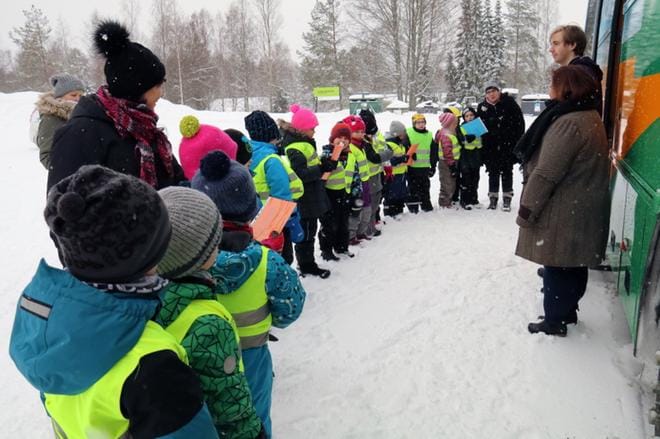 Esikoululaiset ilahduttivat kirjastoautovirkailijoita onnittelulaululla.