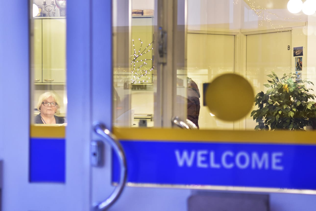 Hotelli Kuusangan Tuula Kallunki toivoo säällisempiä lentovuoroja Kuusamoon ja keskustaan iltaisin aukiolevia käyntikohteita.