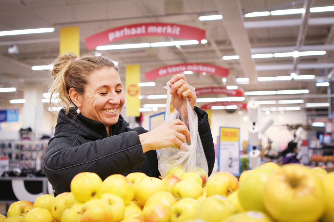 Hedelmien ja vihannesten myynti kasvaa tammikuussa. Tornion K-Citymarketissa omenoita pussiin poiminut Paula Juntura kertoo elävänsä terveellisesti ympäri vuoden. –Minulla on lapsia ja olen opettaja, joten pitää olla vähän esimerkkinä.