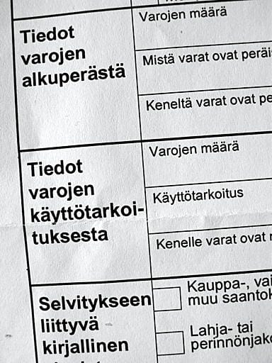 Pankin kaavakkeessa kysytään muun muassa, mitä asiakas aikoo tehdä rahoilla, jotka hän nostaa omalta tililtään.