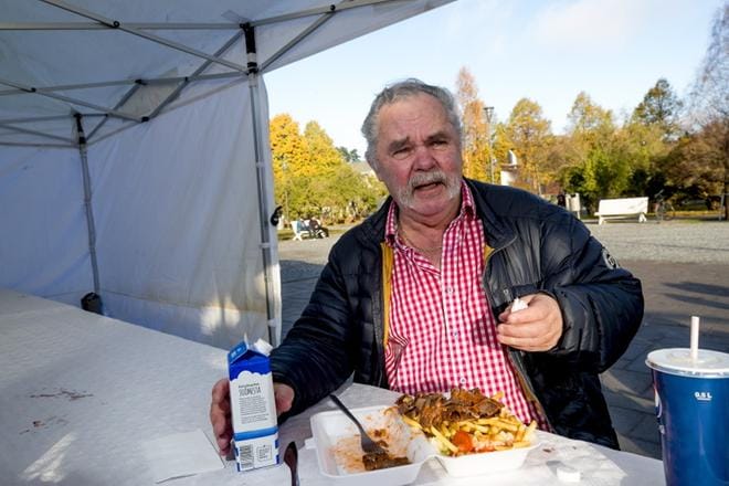 Grilliketju Korv-Göransin perustaja, eläkkeellä oleva Göran Lillkåll vieraili ketjun uuden grillin avajaisissa Vaasan Palosaarella. Lillkåll myi ketjun kymmenisen vuotta sitten. Hän on vieraillut kaikissa ketjun ravintoloissa Tammisaarta lukuun ottamatta. Perustajan mielestä ketju on säilynyt sellaisena kuin pitääkin. KUVAT: JAAKKO ELENIUS