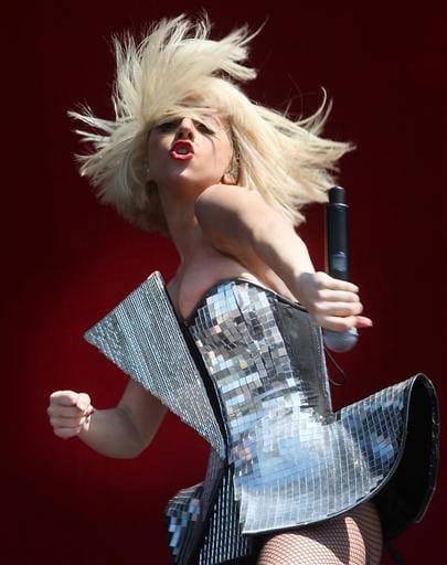 Musiikki liittyy taisteluun sukupuolivähemmistojen oikeuksista. Lady Gagalla on siinä oma osansa.