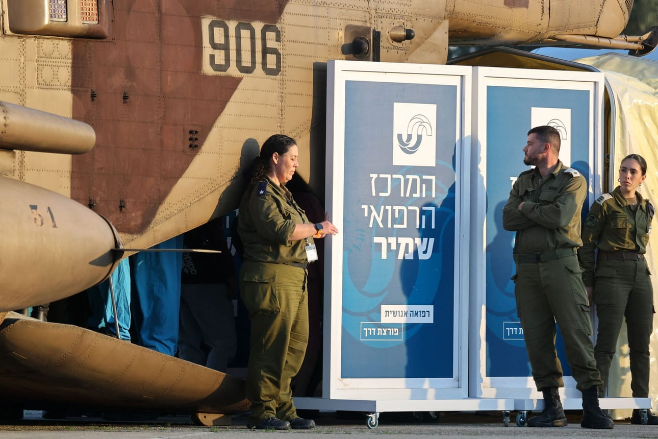 Israelin ja äärijärjestö Hamasin välisen aselepo- ja panttivankisopimuksen mukainen vankienvaihto jatkuu lauantaina. Torstaina otetussa kuvassa israelilaisia turvallisuusjoukkojen jäseniä valmiina ottamaan vastaan vapautettuja panttivankeja. LEHTIKUVA/AFP