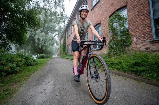 Laura Annala pitää tärkeänä puhua sairaudestaan avoimesti. – Elämässä eteenpäin meneminen ei tarkoita sitä, että pitäisi unohtaa, mistä on tullut, hän sanoo. KUVAT: ELENA MIKKILÄ