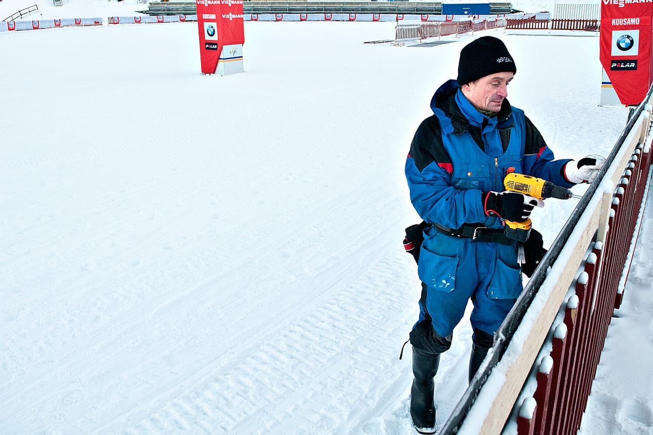 Pertti Koski talkoili Rukalla mainosaitaa kuntoon Nordic Openingia varten.