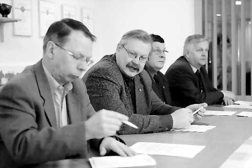 Kaupallinen ala kansainvälistyy. Toisen asteen opintoihin tulee kansainvälinen koulutus vuonna 2004, jolloin aloitetaan kaupallisen alan opiskelijoista.Ensimmäisen vuoden merkonomiopiskelija Toni Kivimäki (vas.), opettaja Raija Viertola, opiskelijat Ville Sihvonen, Pekka Otamo ja Jonne Perälätekevät luovuusharjoituksia ensi vuonna alkavaa myyntineuvottelutaidon kurssia varten.