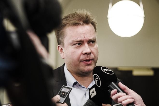 Keskustan ryhmänjohtaja Antti Kaikkonen oli niukkasanainen eduskuntaryhmiin vietävästä esityksestä. KUVA: Silja Viitala