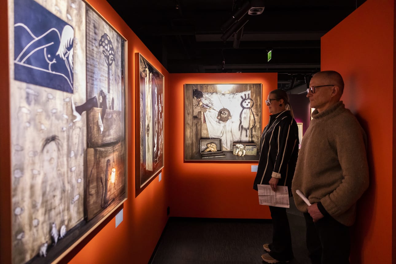 Kalevan valokuvaaja Maiju Pohjanheimo ja valokuvataiteilija Esko Männikkö tutustuivat tuoreeltaan Fotografiska Tallinn -museon Ouluun tuomaan Play-näyttelyyn. Kuvassa kaksikon arvioinnin kohteena on Roger Ballenin teossarja Spirits and Spaces, Henkiä ja tiloja.