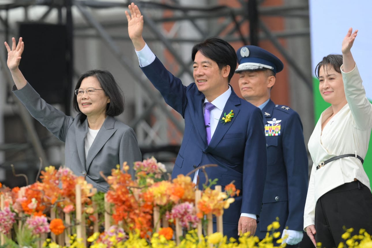 Puheessaan Lai Ching-te (kuvassa keskellä) ylisti Taiwanin demokratiaa. LEHTIKUVA / AFP