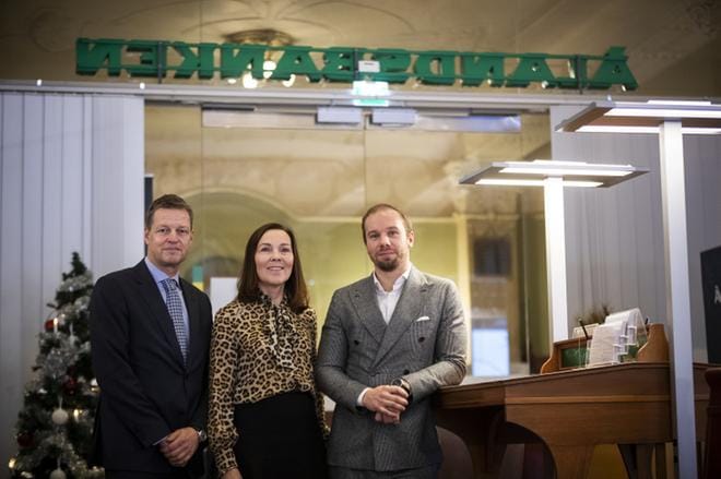Ålandsbankenin toimitusjohtaja Peter Wiklöf (vas.), maajohtaja Anne-Maria Salonius ja Vaasan pankinjohtaja Joel Sunabacka viettivät päivän Hovioikeudenpuistikon kokoustiloissa. Saloniuksen kanssa Sunabacka vastaa pankin työstä manner-Suomen kaupungeissa. Kuvat: Jarno Pellinen