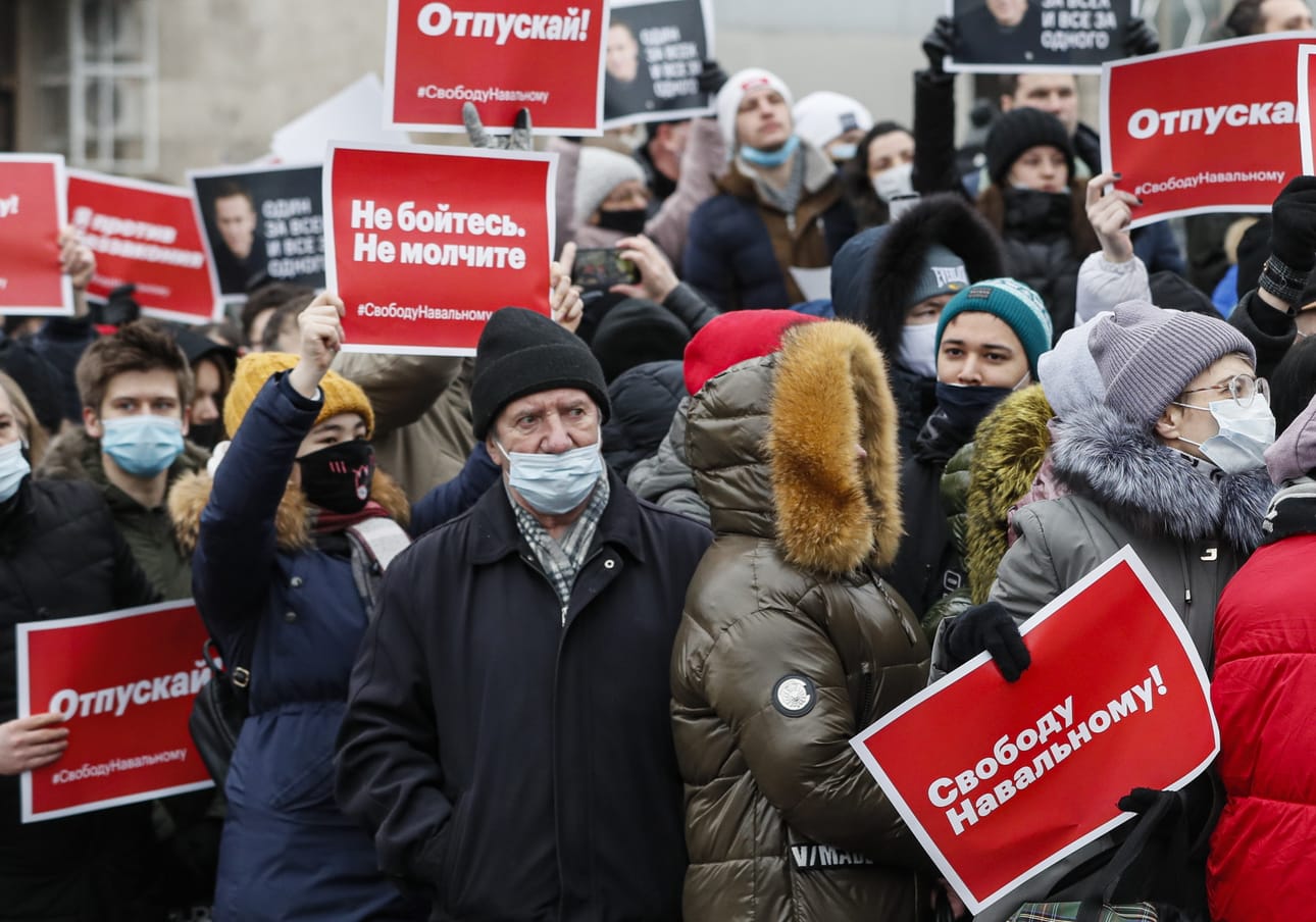 Älkää pelätkö, älkää vaietko", sanottiin protestoijien kylteissä Moskovassa. "Yksi kaikkien puolesta ja kaikki yhden puolesta.