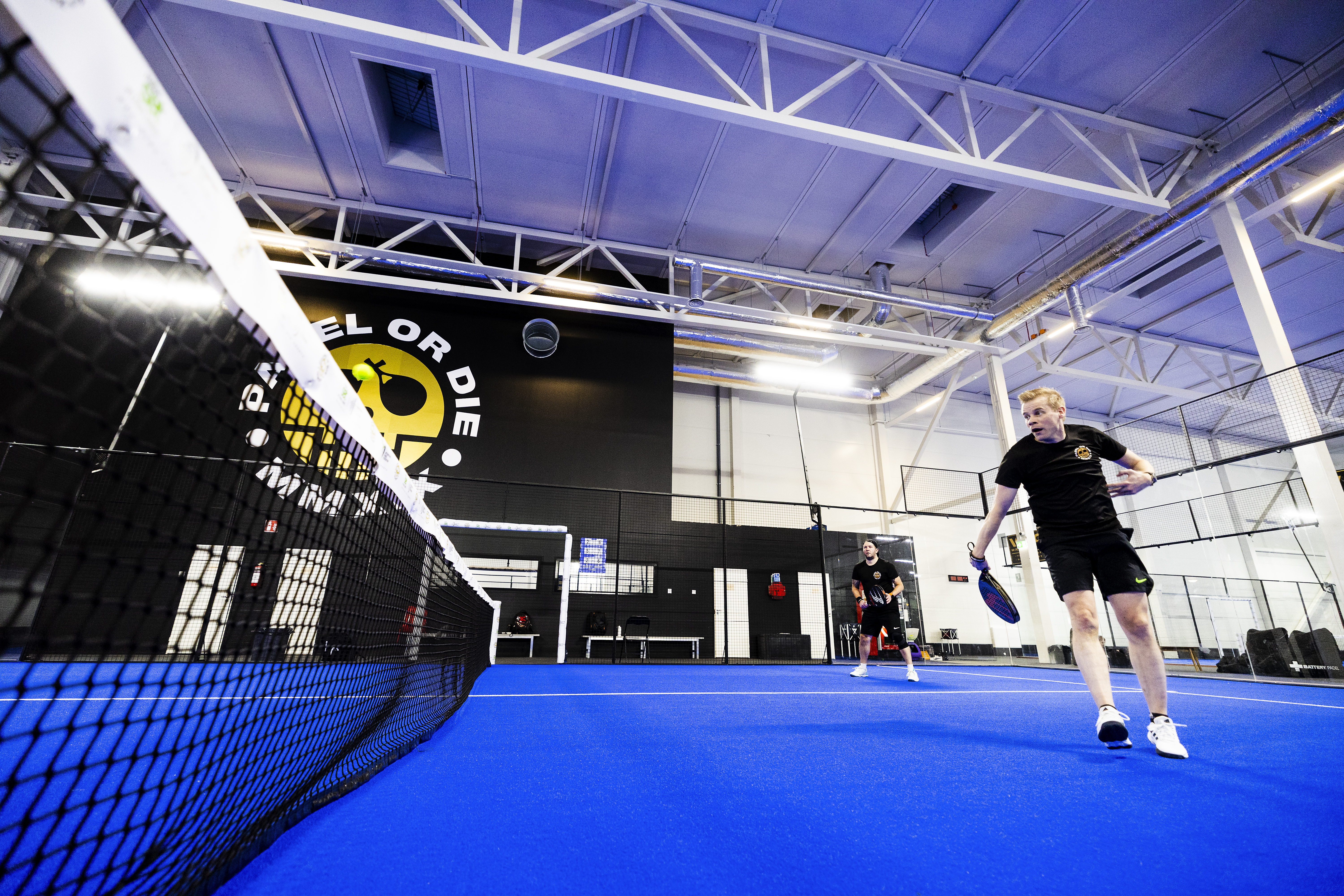 Moni padel-harrastaja tekee virheen jo ennen peliä – "Iso vaikuttava tekijä loukkaantumisissa"
