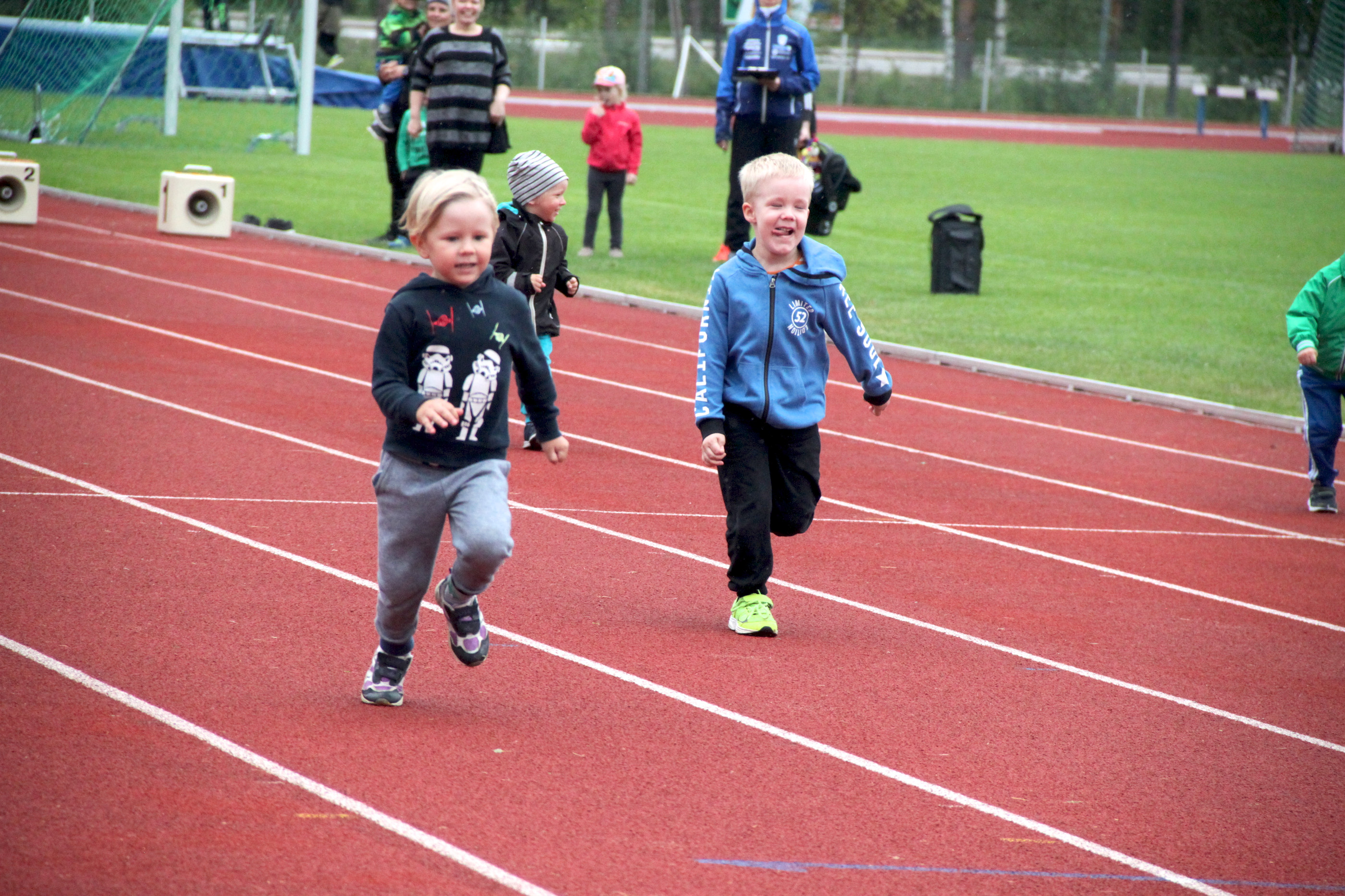 Isän syliin oli helpottavaa päästä 40 metrin juoksun jälkeen.