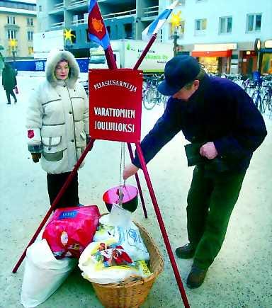 Varattomien jouluiloksi. Rauni Paakkari (vas.) on Pelastusarmeijan joulupatakeräyksessä patavahtina jo kahdeksatta joulua. Maanantaina hän oli tyytyväinen, että pakkasta ei ollut enempää kuin pari astetta.