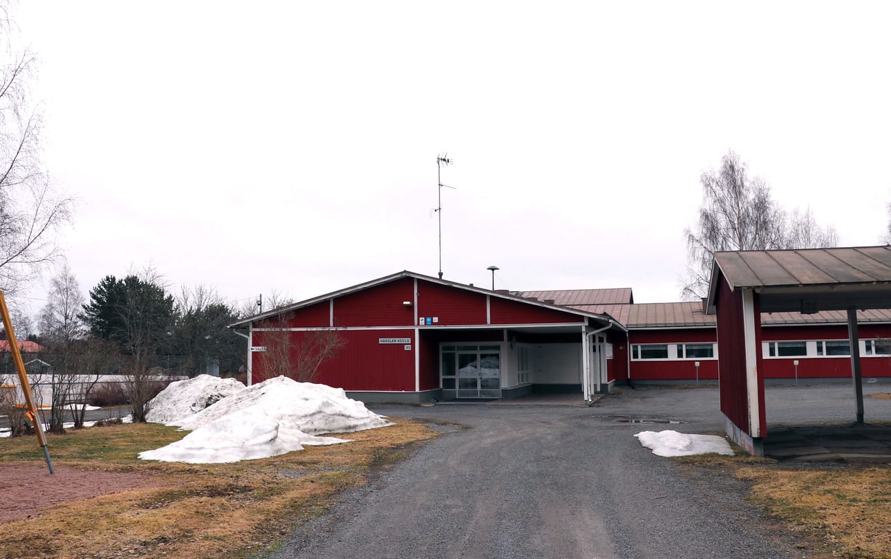 Ylihärmän Pesis-Junkkarien kentät valmistuivat tänä syksynä entisen Hakolan koulun taakse. Kaupunginhallituksen sinetöimä kauppa mahdollistaa sen, että etupihaa voidaan käyttää parkkipaikkana. Rakennuksen tulevaisuus on vielä avoin.