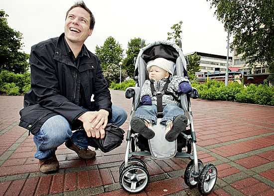 Isäkuukautta pitävä Aarno Parkkila vei tiistaina Aleksi-pojan ulkoilemaan, jotta Tanja-vaimo pääsi tarkistamaan alennusmyyntien tarjonnan.