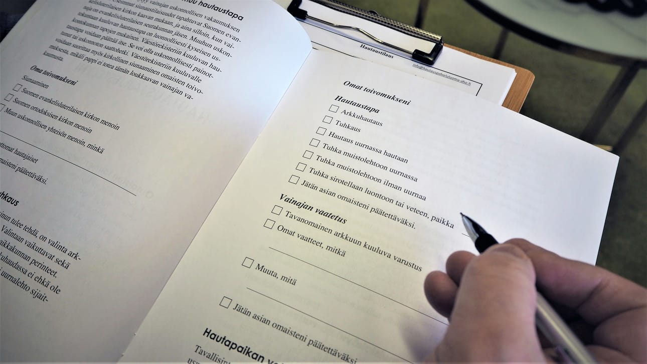 Omaisten on helpompaa huolehtia hautajaisjärjestelyistä, jos poisnukkunut omainen on täyttänyt Hautajaisjärjestelyni -vihkosen tai hautaustestamentin. ”Joskus myös hautausjärjestelyt on saatettu maksaa etukäteen. Se helpottaa omaisia”, tietää Markku Luoma-aho.