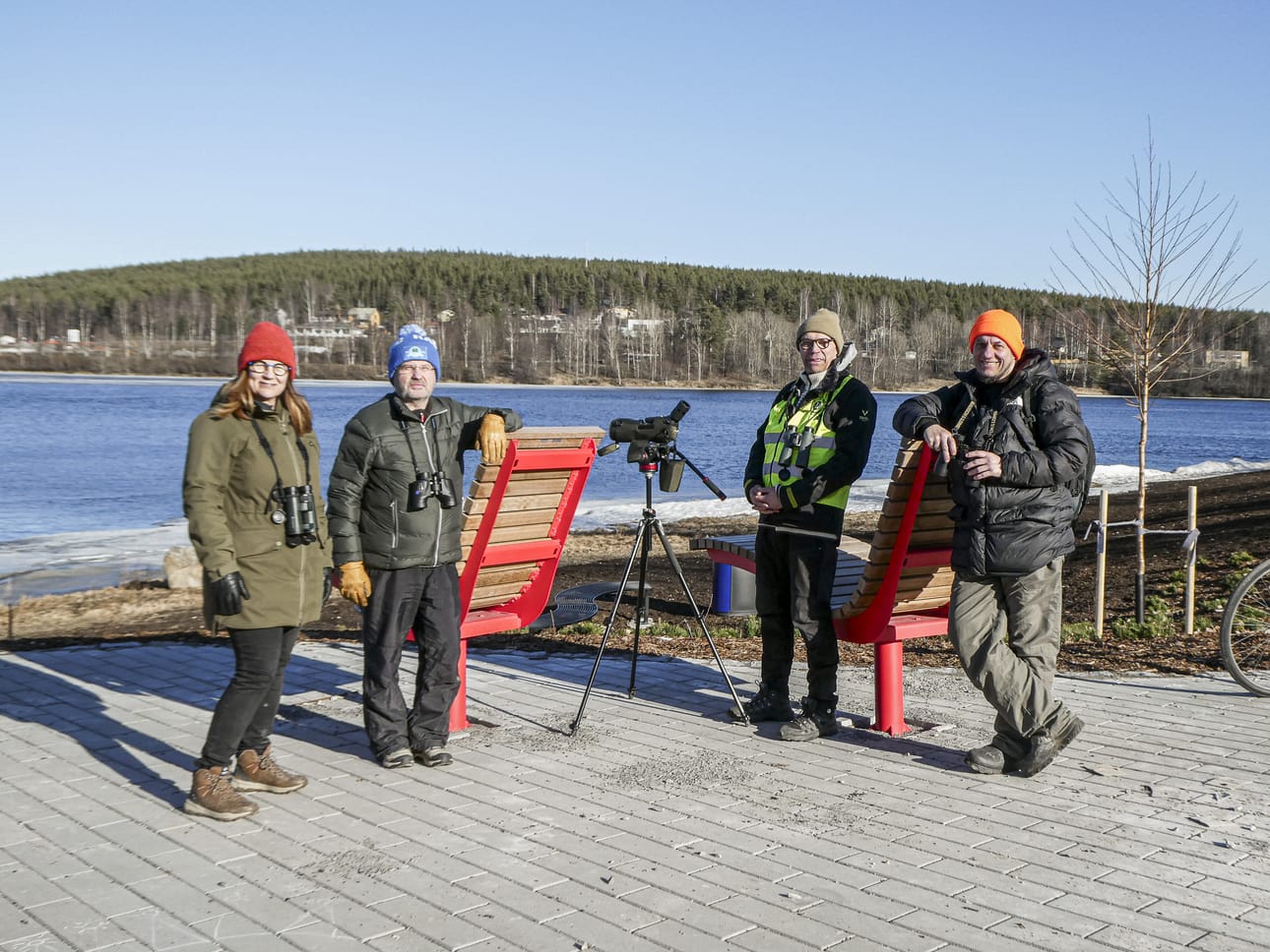 Marjo Romakkaniemi, Tapani Pesola, Tuomo Romakkaniemi ja Mykhailo Mavranskyi olivat katsomassa kiikareiden ja kameran kanssa merkin matkaa. Lainaanrannassa oli kaunis ja aurinkoinen sää.