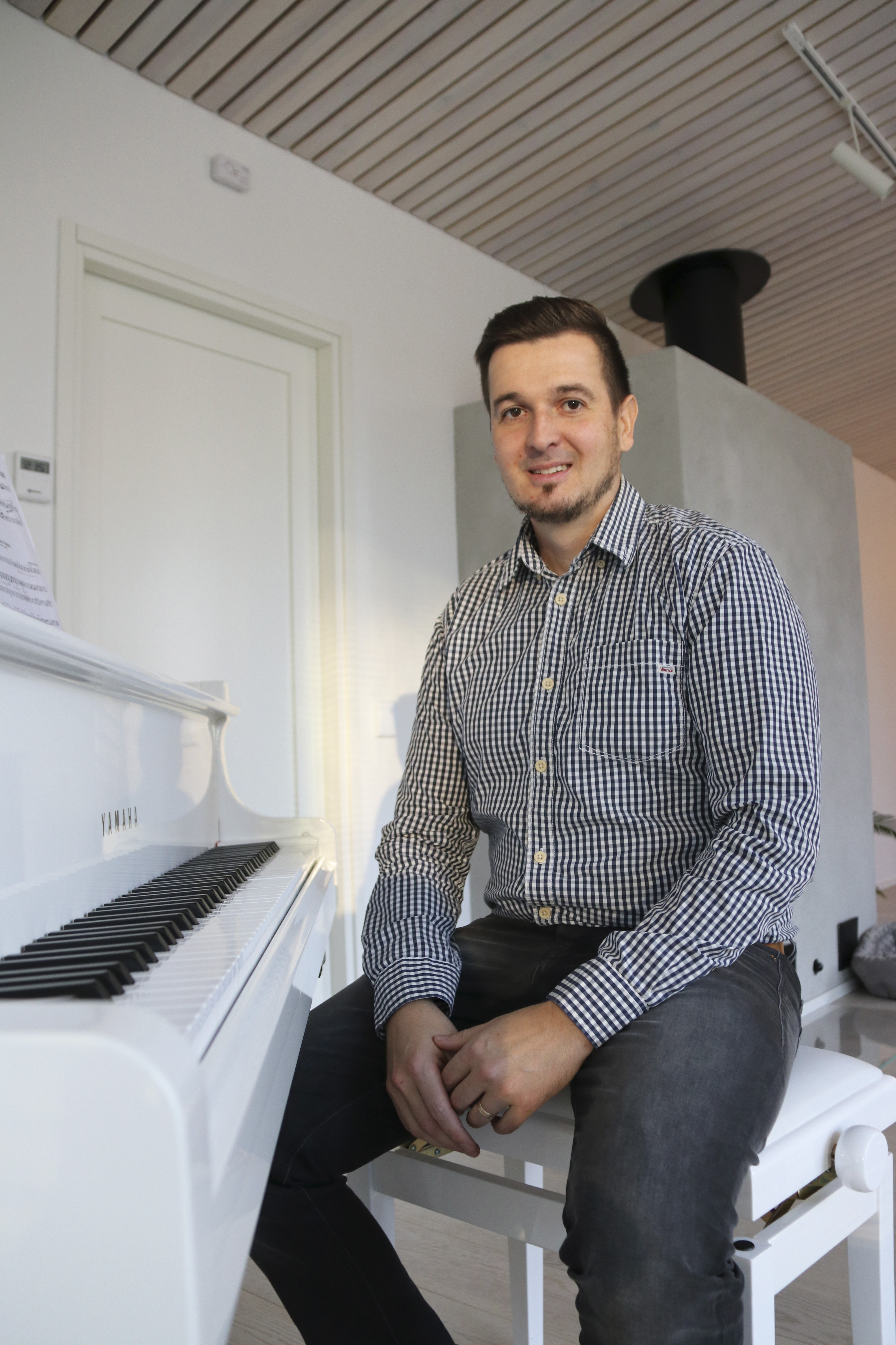 Musiikki on läsnä Jari Taskilan kotona. Tytär Aava soittaa pianoa ja isäkin harjoittelee laulamista ahkerasti varsinkin esiintymisten alla. Joulun valo -levy tulee myöhemmin suoratoistopalveluun. Nyt levy on saatavissa Jari Taskilan verkkokauppan kautta.
