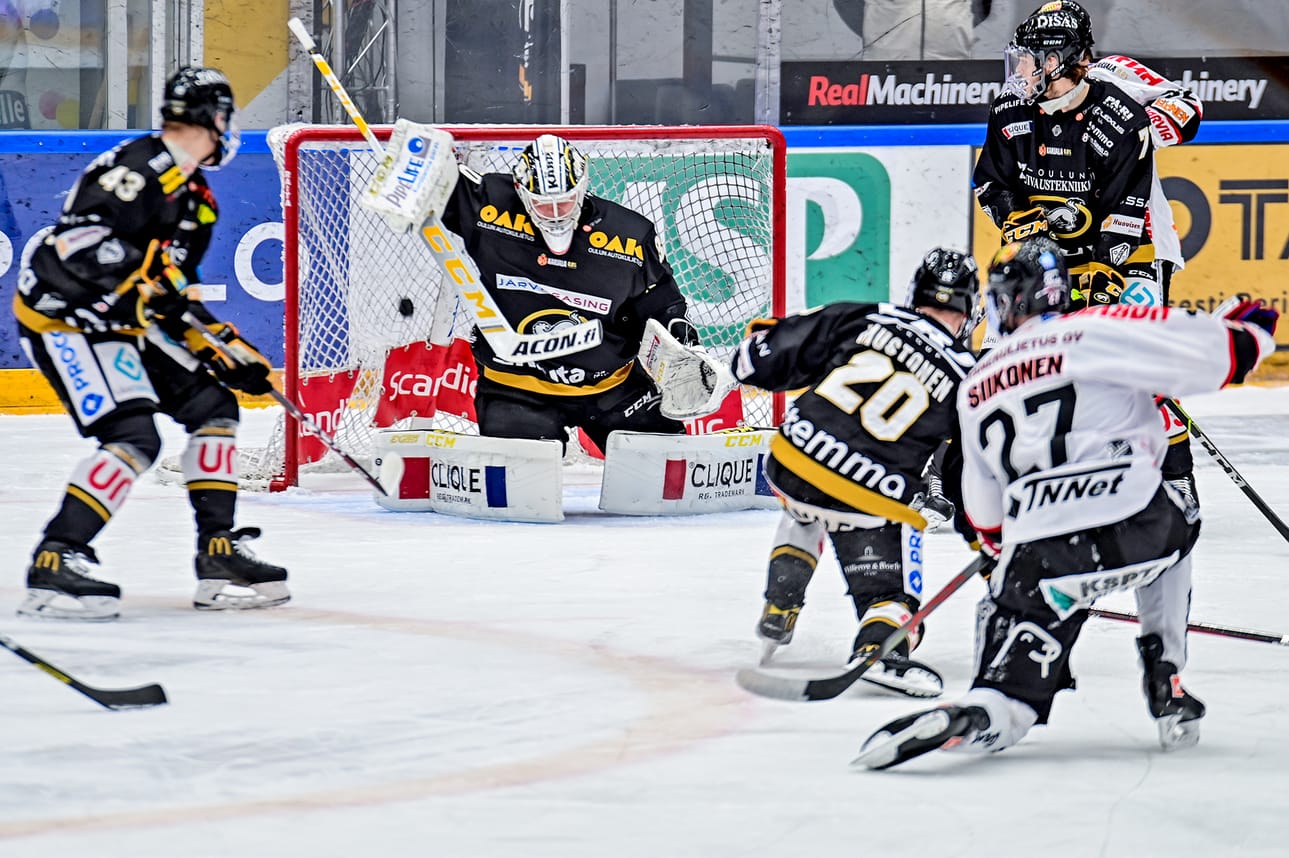 Valmennuksen ohella myös pelaajilla on peiliin katsomisen paikka.