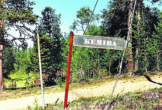 Kemiran tienviitta seisoi tienvarressa Soklin alueella 2004.