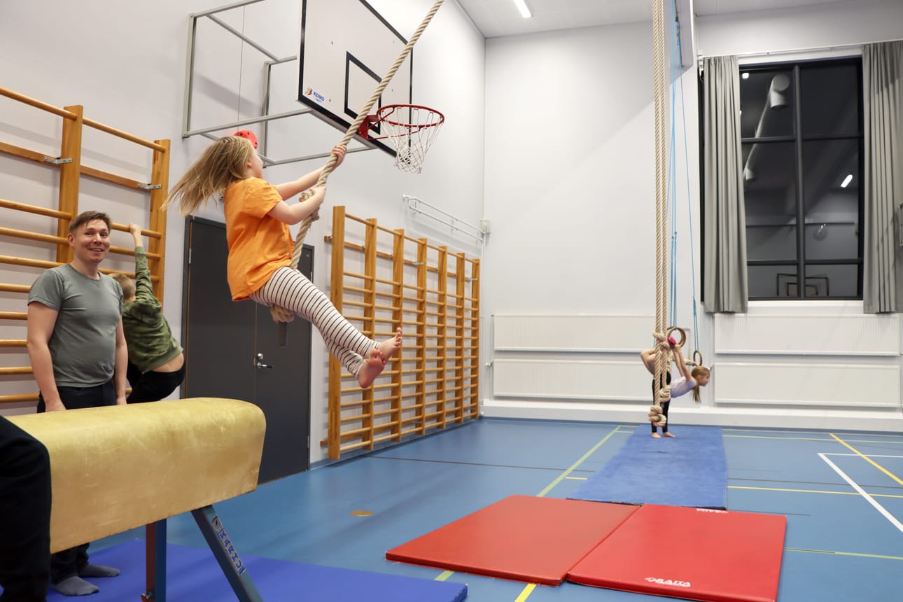 Kurikan kaupungin liikkuva jumppakärry liikutti lapsia Jurvassa lokakuussa. Arkistokuva.