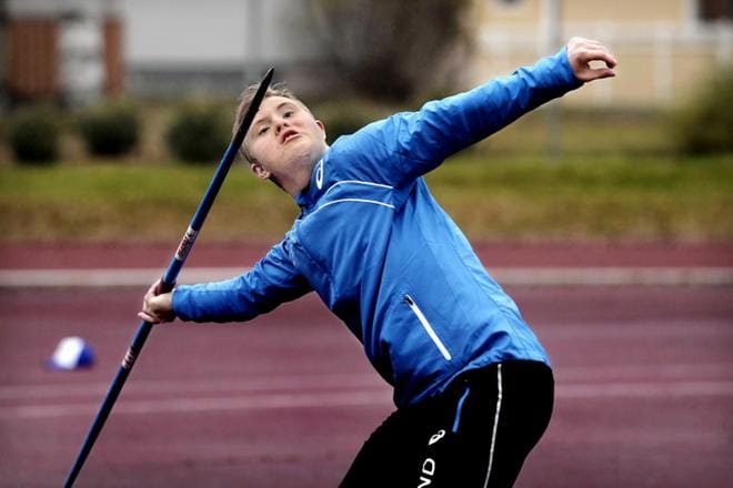 Yksi Veeti Mustalahden unelmista olisi päästä paralympialaisiin. Toistaiseksi urheilijat, joilla on Downin syndrooma, eivät kuitenkaan enää pääse paralympialaisiin. Erilaiset down- ja muut vammaisurheiluliitot ovat käyneet keskusteluja down-urheilijoiden kisoihin päästämisestä. Toistaiseksi ongelmana on ollut esimerkiksi se, etteivät down-urheilijat sovi ominaisuuksiltaan olemassaoleviin luokkiin, koska heillä on sekä kehitysvammaa että fyysisiä haasteita. KUVA: JOUKO HÄNNINEN