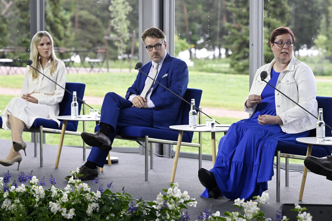Europarlamentaarikot Aura Salla (vas.), Ville Niinistö ja Merja Kyllönen olivat mukana Kultaranta-keskustelujen perjantain ensimmäisessä istunnossa presidentin kesäasunnolla Naantalin Kultarannassa 12. kesäkuuta.