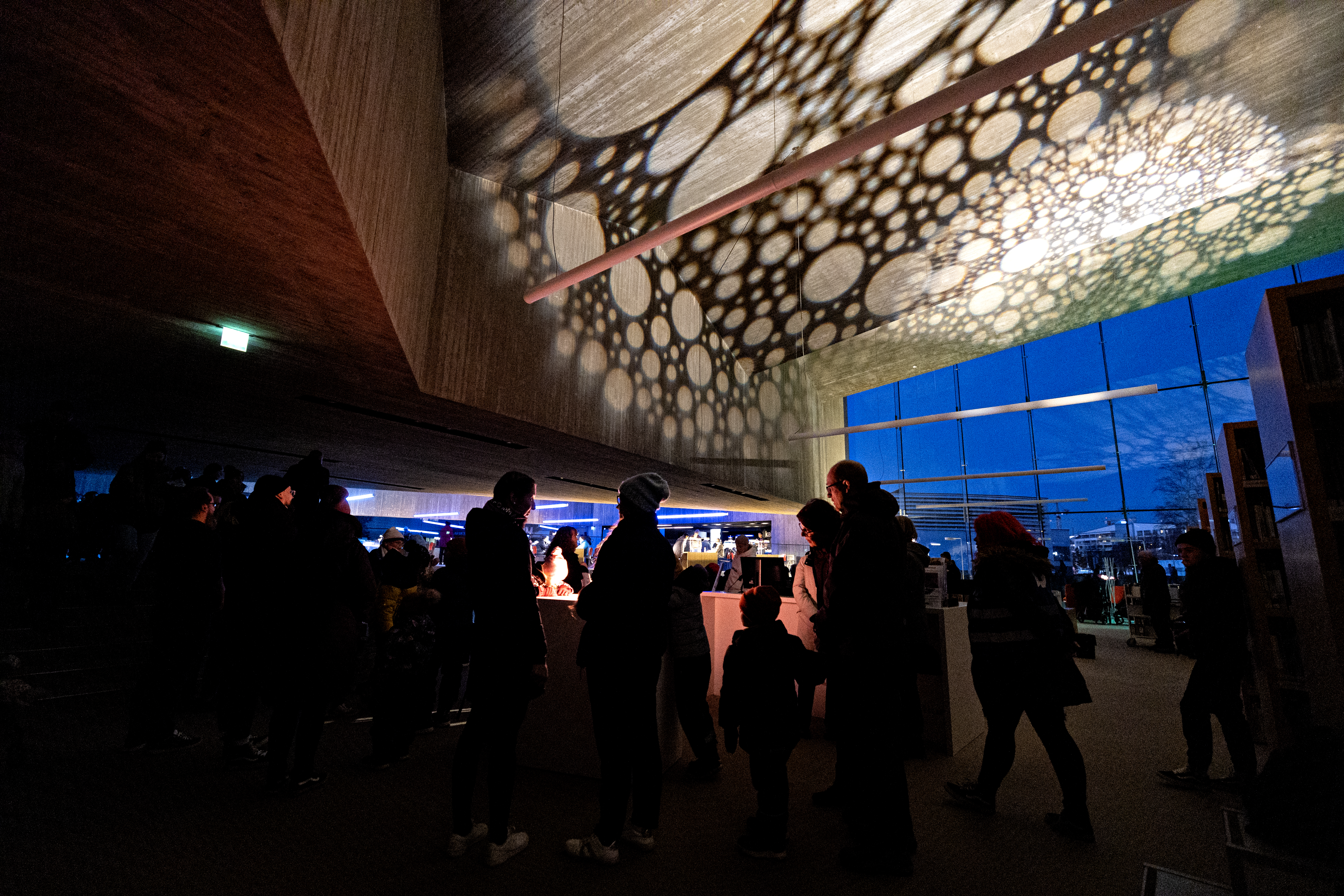 Valot luovat Apila-kirjastoon tunnelmaa.