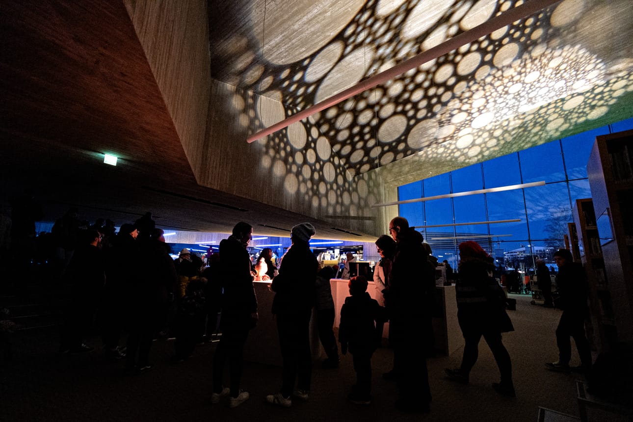 Valot luovat Apila-kirjastoon tunnelmaa.