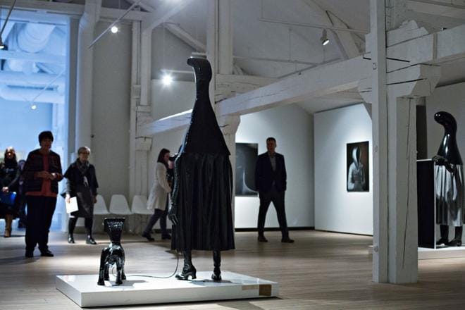 Kuntsin modernin taiteen museossa on esillä maalausten ja valokuvien lisäksi myös veistoksia. Juhani Linnovaaran ”Kävelyllä” vuodelta 1970 on koko näyttelyn vanhin teos. KUVAT: MINNA ANTILA