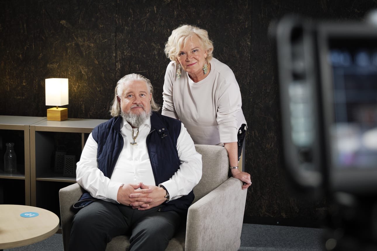 Anne Flinkkilän haastateltavana Jari Saarenpää.