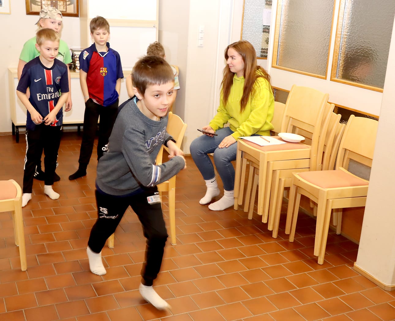 Eino Penttilä (edessä) sekä Aamos Järvinen, Tuomas Ojanperä ja Jami-Petteri Wörlund osallistuivat vauhdikkaaseen muistipelitehtävään. Ajanottajana toimi Janina Mannila.