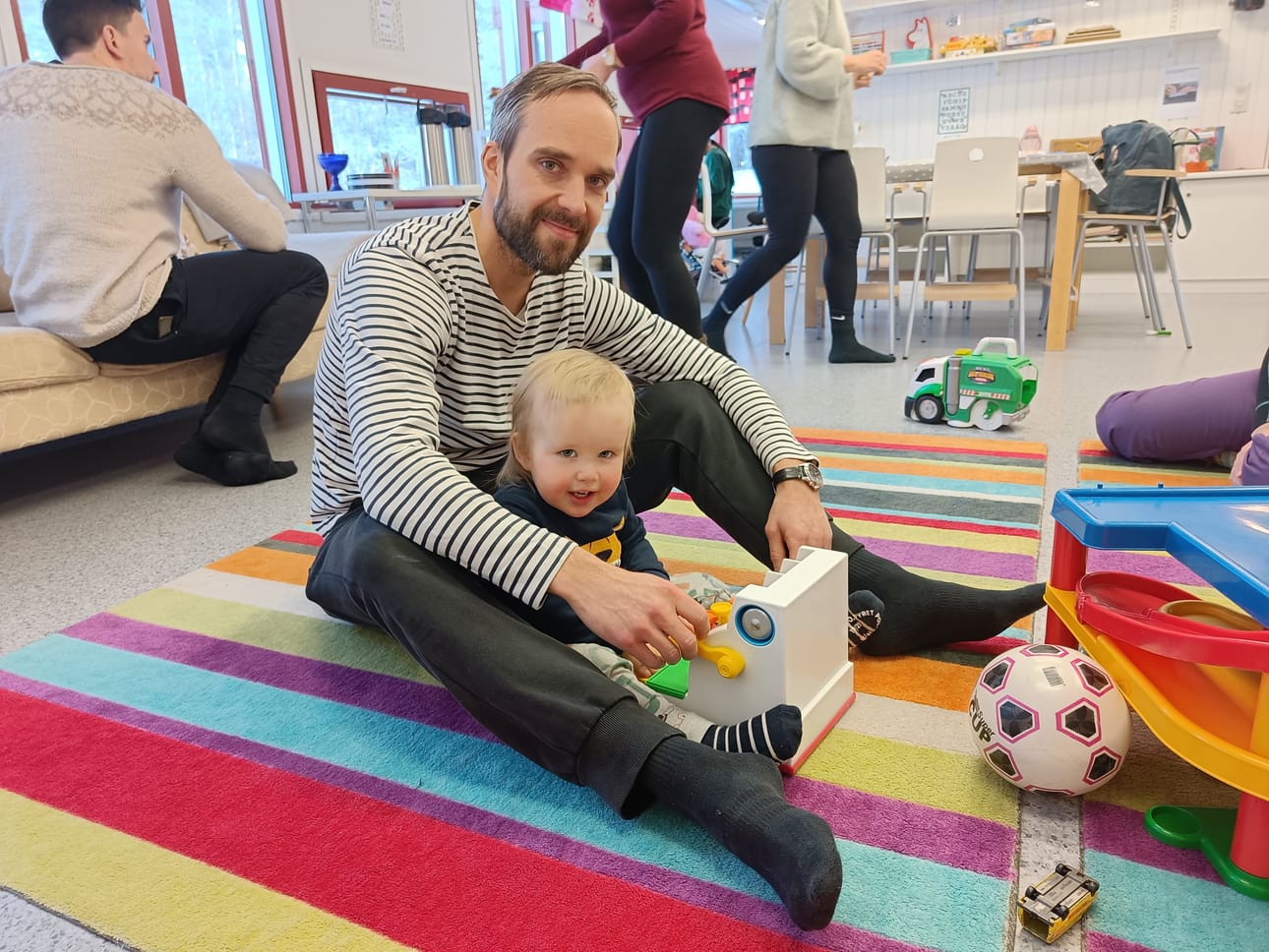 Veli-Matti Suomela ja Viljo Suomela leikkimässä Viljon lempilelulla.