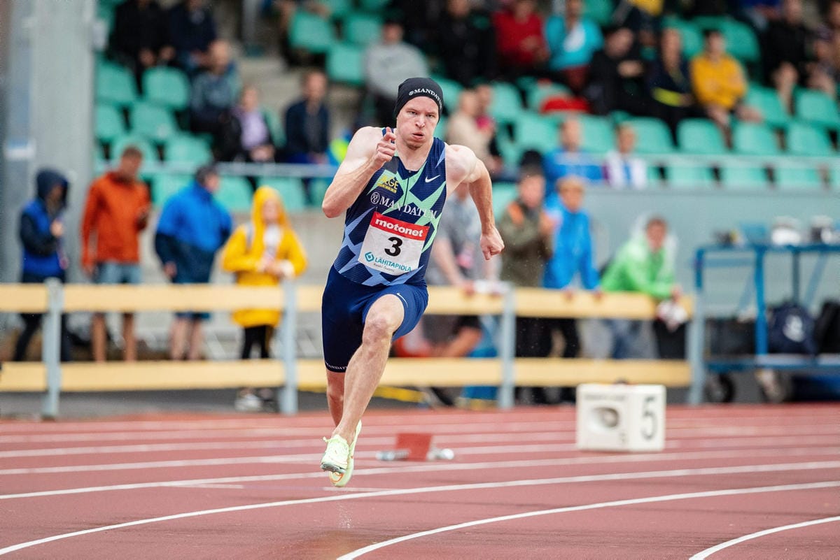 Samuel Puro ei haastatteluhetkellä vielä tiennyt, saako juosta EM-kilpailuissa pipo päässä. Purola jahtaa välieräpaikkaa 200 metrillä. LEHTIKUVA / Valtteri Vainio