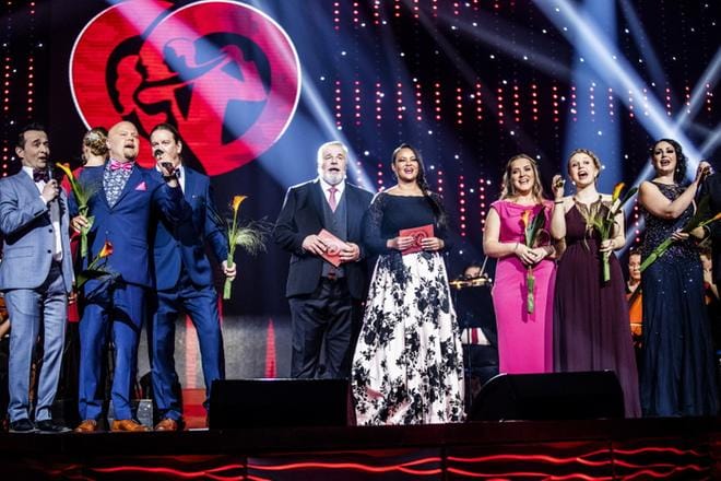 Yleisö äänesti finaaliin (vasemmalta oikealle) Pasi Kivimäen, Johannes Vatjuksen, Juha Pirisen, Mervi Koveron, Silla Pöyryn ja Pirita Niemenmaan. KUVA: KRISTA LUOMA