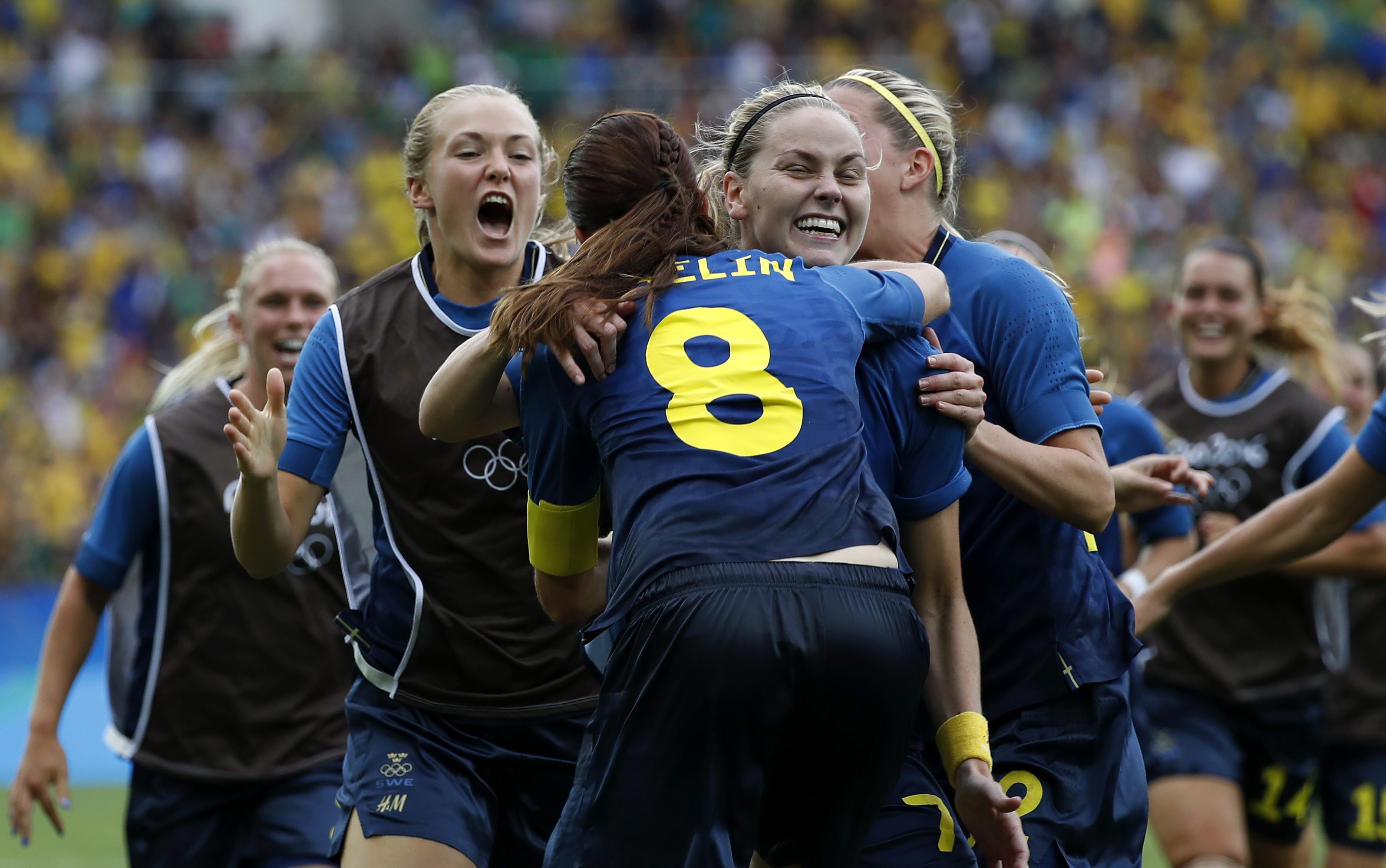 Ruotsin pelaajat juhlivat voittoa Brasiliasta olympilalaisten jalkapalloturnauksessa. 