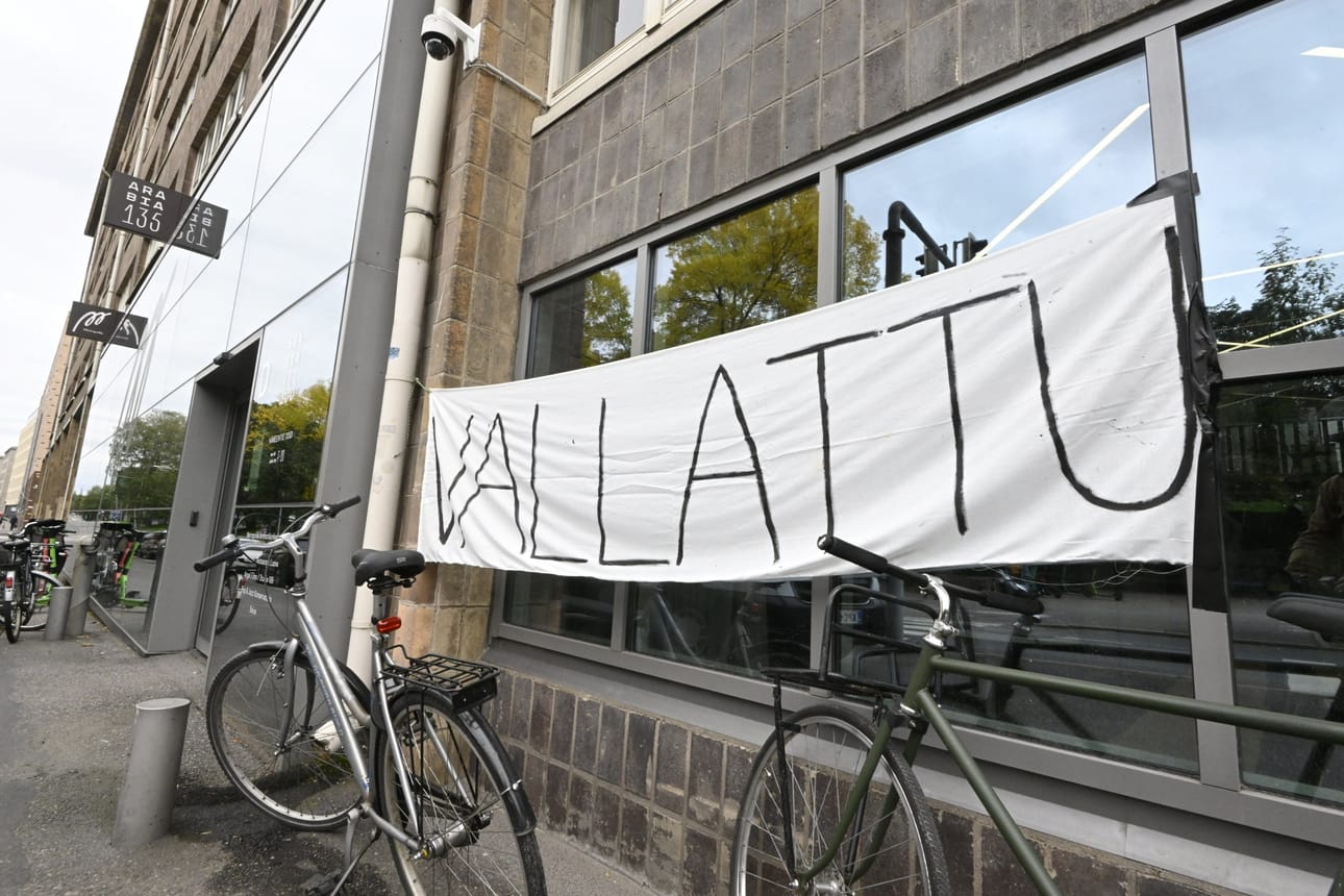 Opiskelijat jatkoivat keskiviikkona niin sanottua valtaustaan Metropolia-ammattikorkeakoulun Arabianrannan-kampuksella. LEHTIKUVA / Markku Ulander