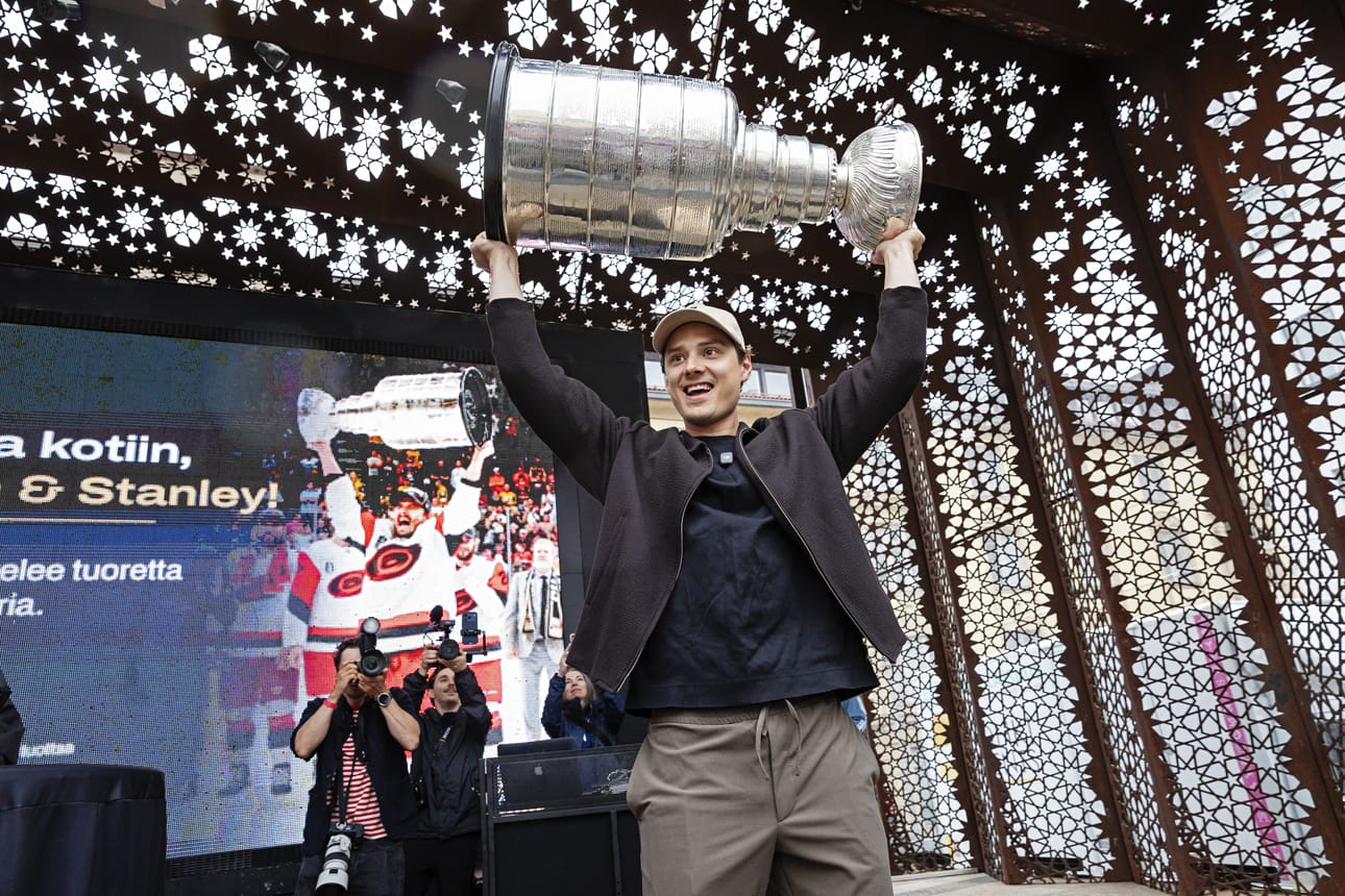 Sebastian Aho esitteli Stanley Cup -finaaliaan Oulun Rotuaarilla heinäkuussa.