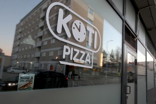 Vuoden franchising-ketjuksi kolmesti valitussa Kotipizzassa on ympäri Suomen noin 270 ravintolaa, 300 yrittäjää ja 1 700 työntekijää, jotka tekevät 10 miljoonaa pizzaa vuodessa. Kuva Kajaanista. KUVA: Juha Neuvonen