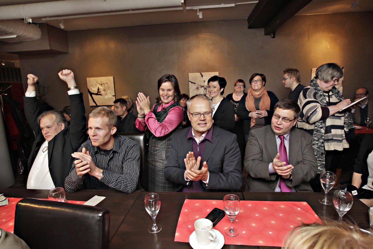 Oulun keskustan vaalivalvojaisissa juhlittiin.