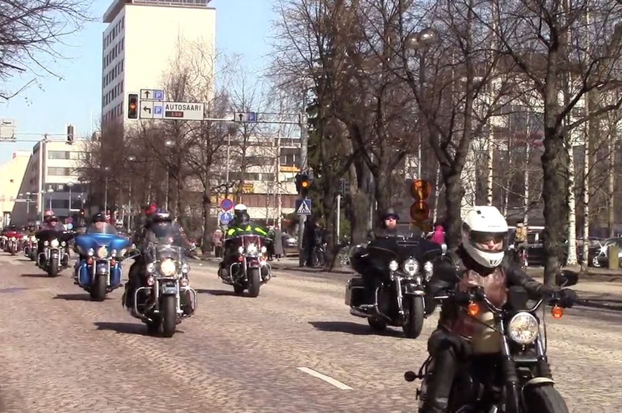 Motoristien vappukulkue Uudellakadulla