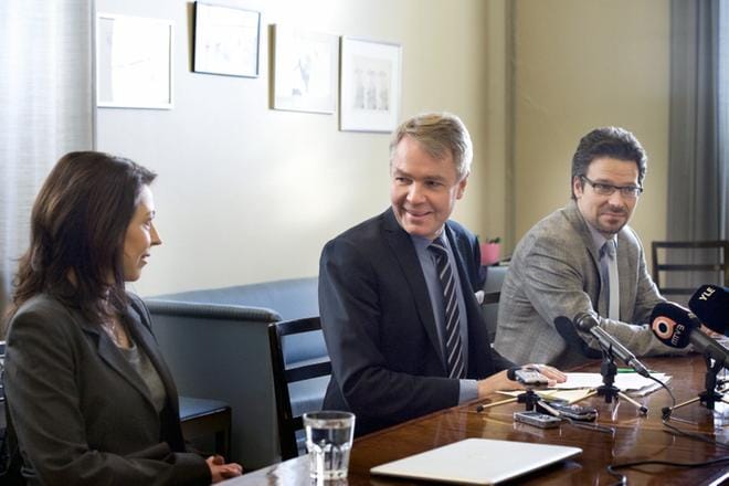 Ville Niinistö ja Pekka Haavisto vuoden 2012 presidentinvaalien tiedotustilaisuudessa. Vasemmalla Haaviston tuolloinen kampanjapäällikkö Riikka Käppi. KUVA: Kimmo Penttinen / arkisto