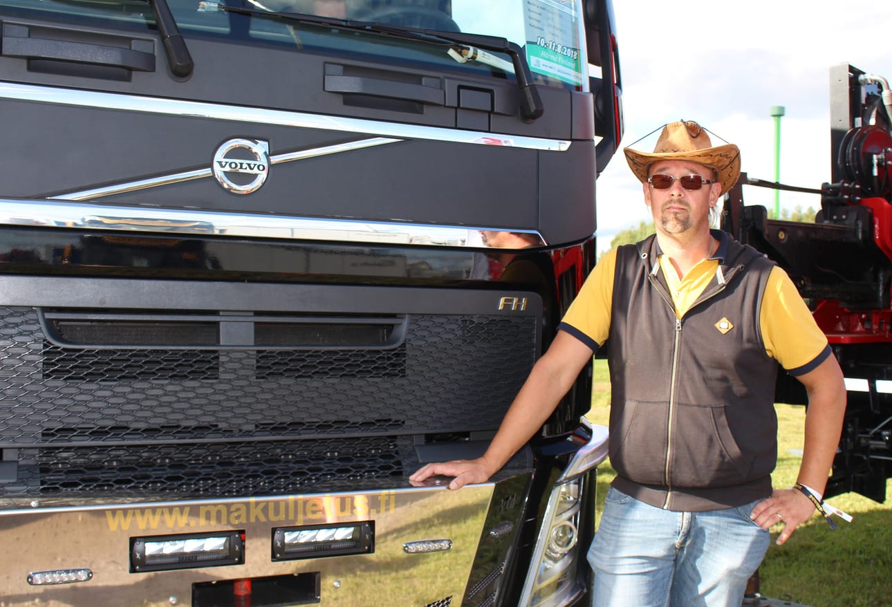 Power Truck Showssa esillä olleiden rekkavetureiden joukosta löytyi tutulla logolla varustettu auto. Janne Äijälä esitteli MA-Kuljetus Oy:n vuosimallia 2018 olevaa Volvoa ja 92-tonnista asennusnosturia.