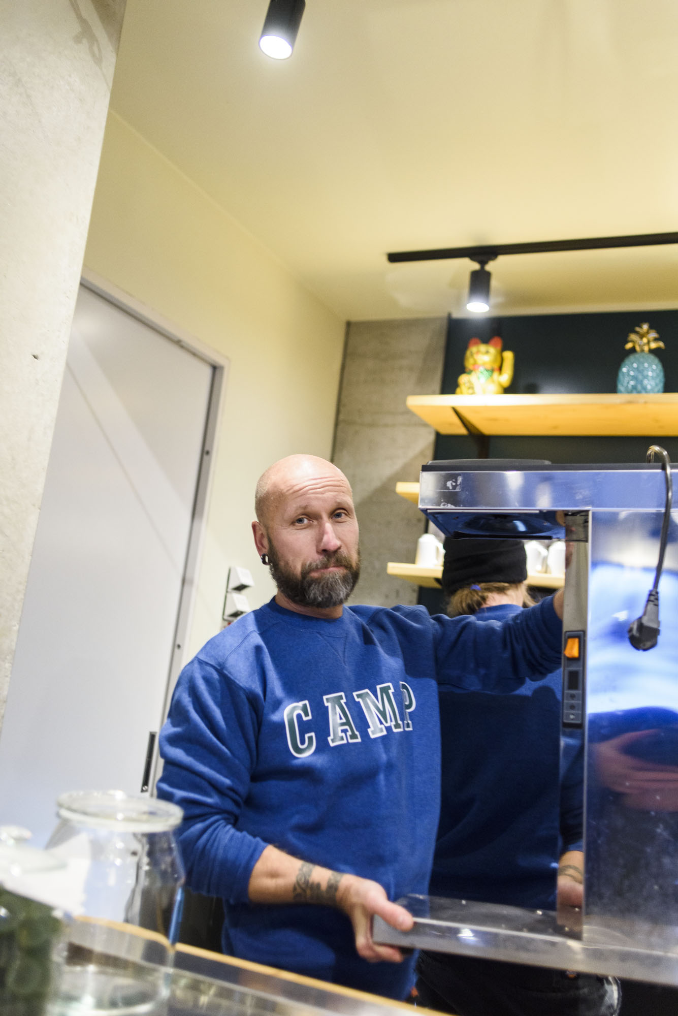 – Innokkain mielin ja hieman uutta jännittäen odotan avajaisia, CAMP Kitchen & Barin hovimestari Söde Myllylahti kertoo tohinan keskeltä.