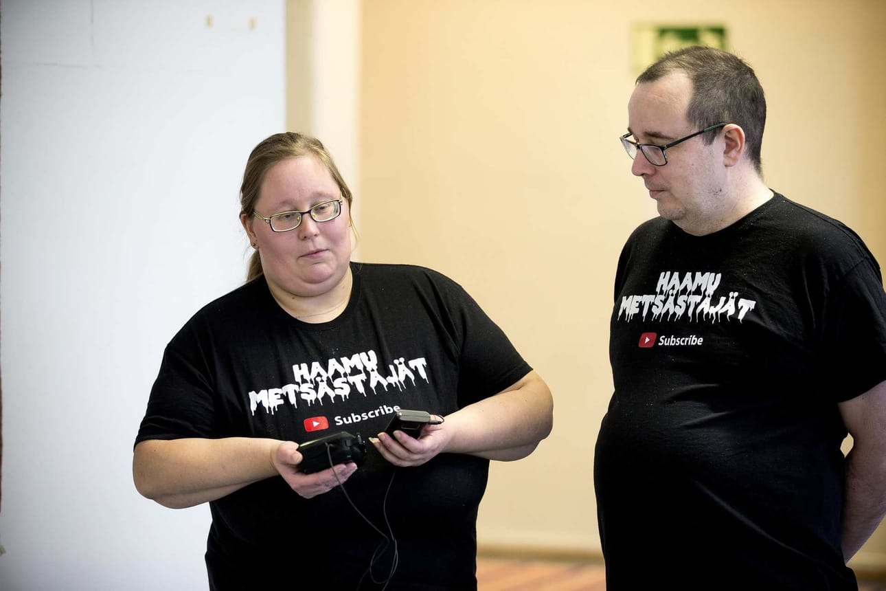 Ghost boxin kautta voi hyvin kaksikin ihmistä esittää kysymyksiä, Elina Vänskä ja Jari Kokkonen havainnollistavat.