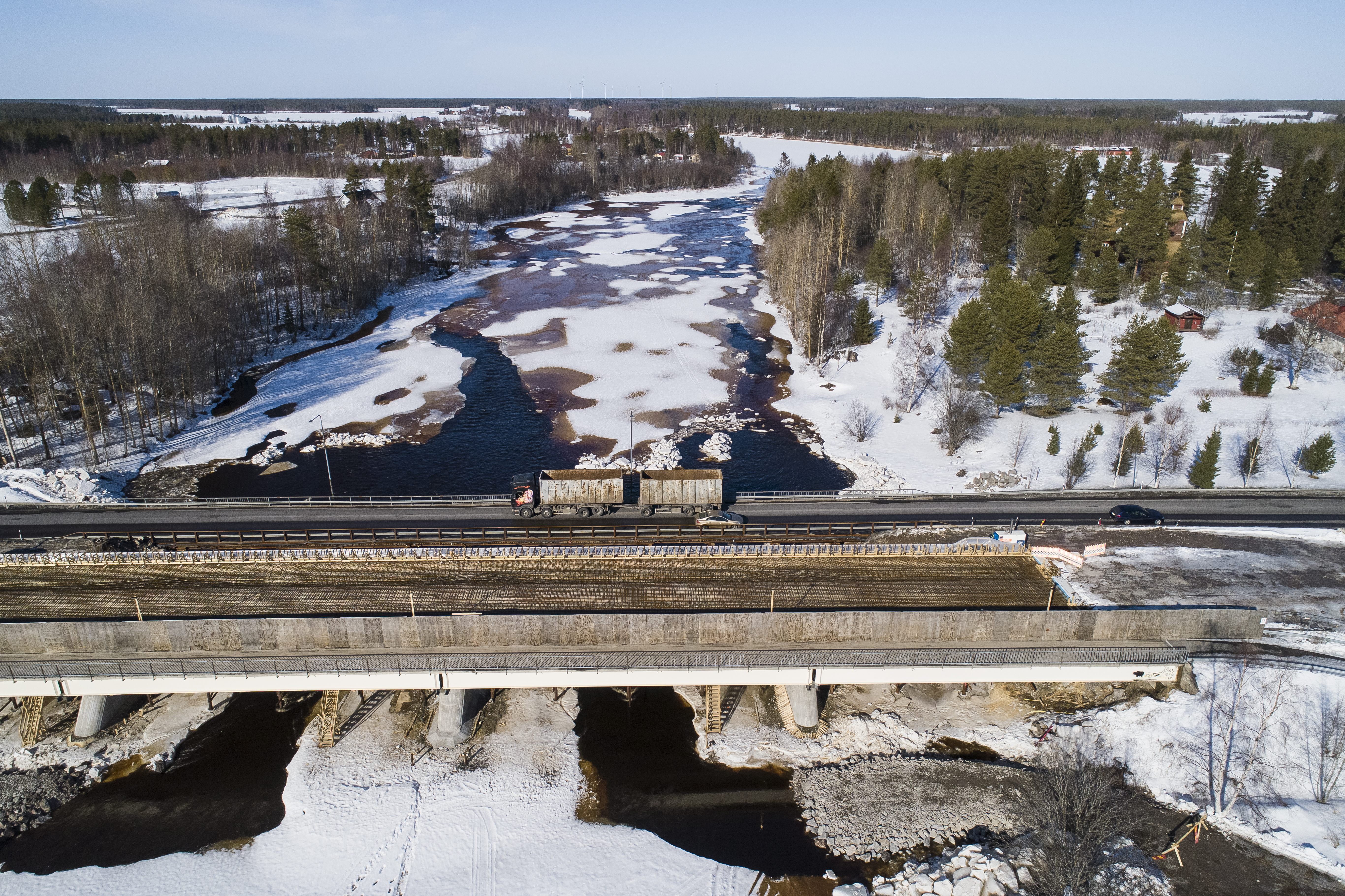 Siikajoen sillan korjaus on ollut osa Liikenneviraston liikenneväylien korjausvelkaohjelmaa. Silta avataan liikenteelle alkukesästä. Nyt varaudutaan tulviin.