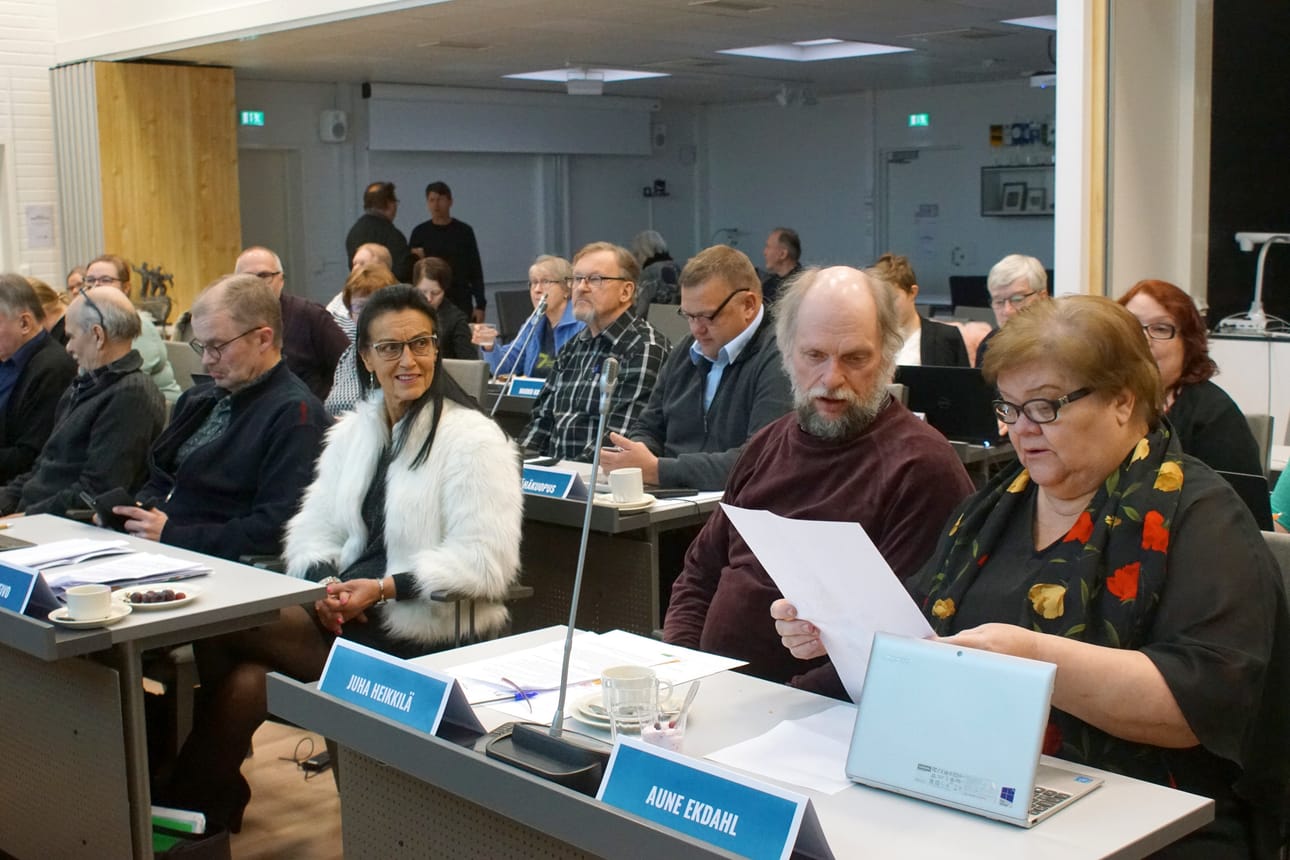 Valtuutetut Aune Ekdahl (edessä) ja Juha Heikkilä istuivat muiden valtuutettujen lailla viime viikolla kaksituntisen kokouksen.