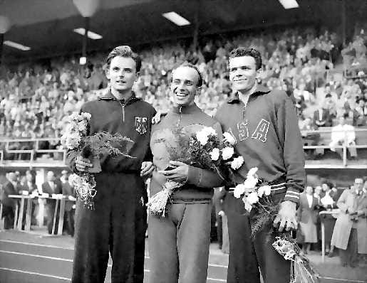 Suosikit nippuun. Joseph Barthelin (keskellä) voitto Helsingissä on eräs olympiakisojen legendoista. Robert McMillen (oik) pinnisti hopealle ja jätti ME-juoksija Werner Luegin pronssille.