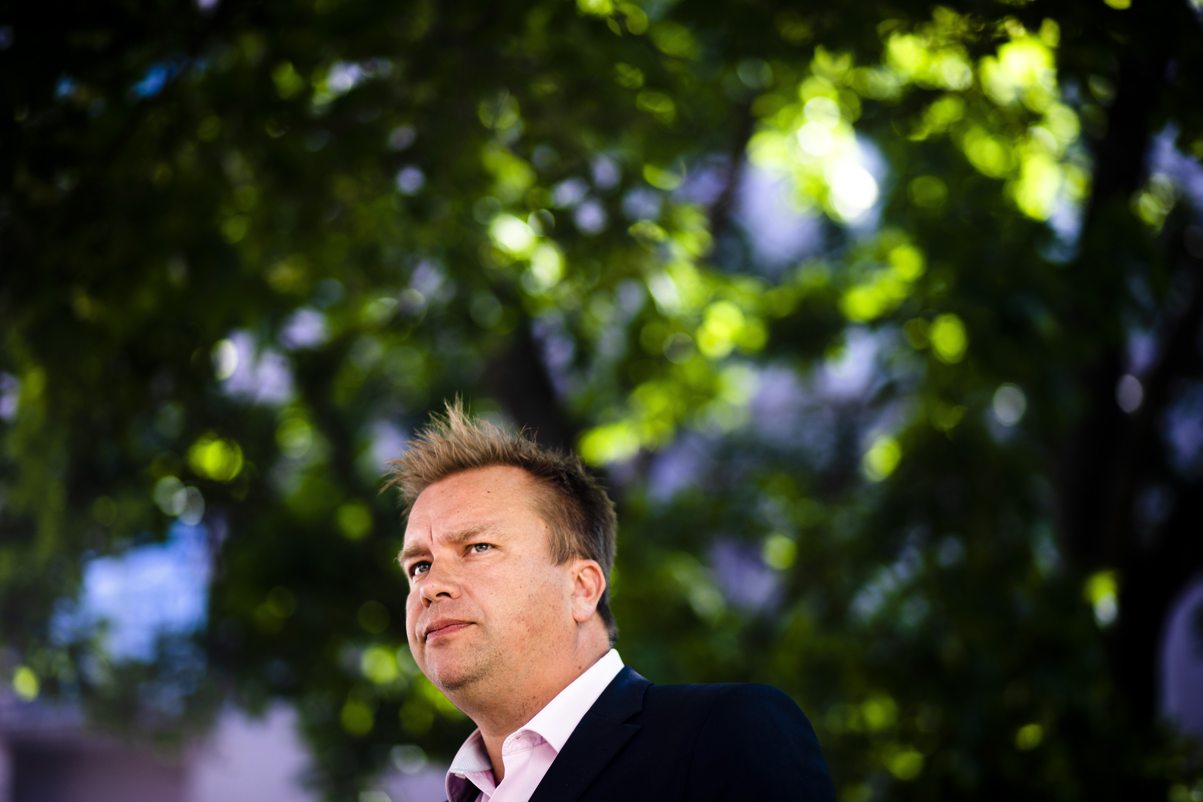 Antti Kaikkonen valittiin eduskuntaan ensimmäisen kerran vuonna 2003. Nykyinen puolustusministeri on toiminut myös muun muassa ulkoasiainvaliokunnan ja eduskuntaryhmän puheenjohtajana.